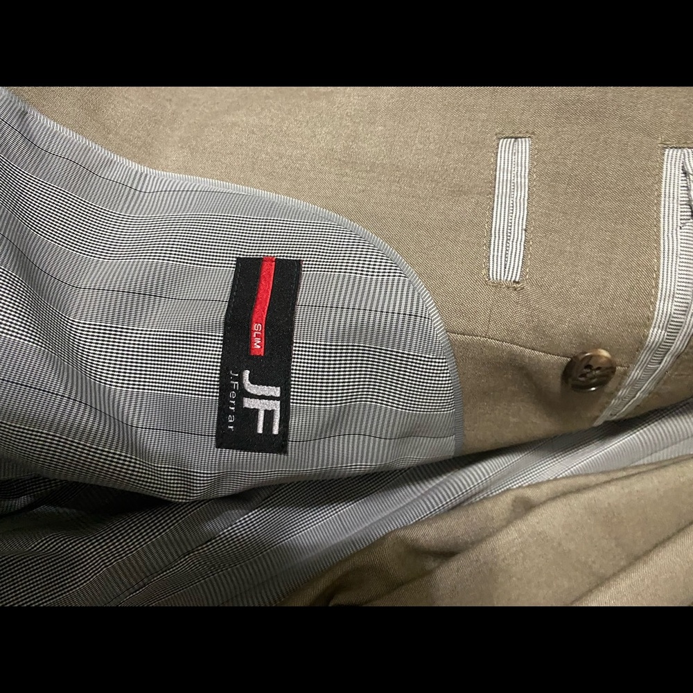 J. Ferrar 2 piece beige suit. Slim fit